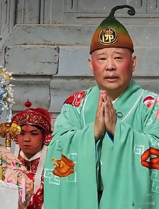 谁能想到，
郭德纲这次武汉演出，
直接把自己个给充上了热搜榜，不是因为节目太好看