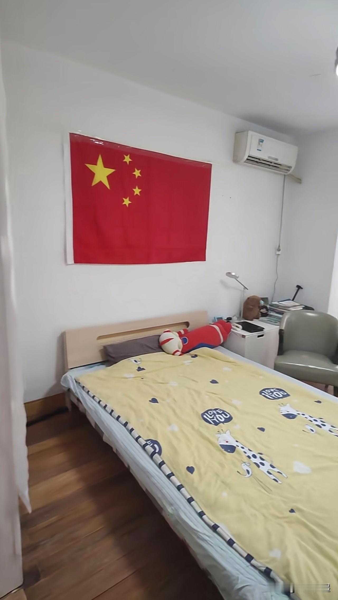 你能相信吗？这是一个十四岁初中生租的房子！
少年意气里藏着的滚烫情怀：
床头上规