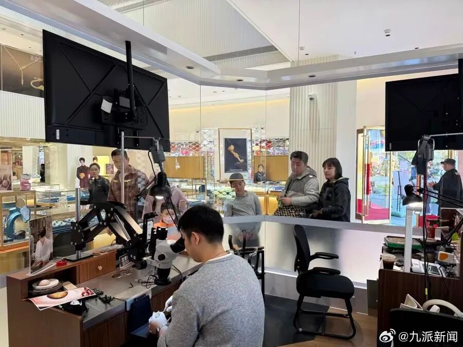 #老外扎堆到上海买黄金#【#上海一金店日均接待20位洋面孔#】大年初五，正是传统