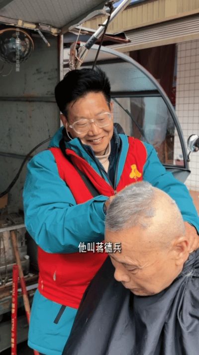 为孤寡老人免费剪发的托尼老师一理发师为孤寡老人义务剪发46年从青丝到白发，64岁