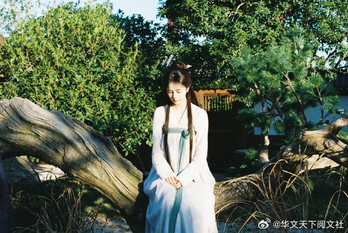 阿璃，“死亡不是终点，遗忘才是。”夏天的蝉鸣是青霜，屋檐下的风铃声是外祖父。只要