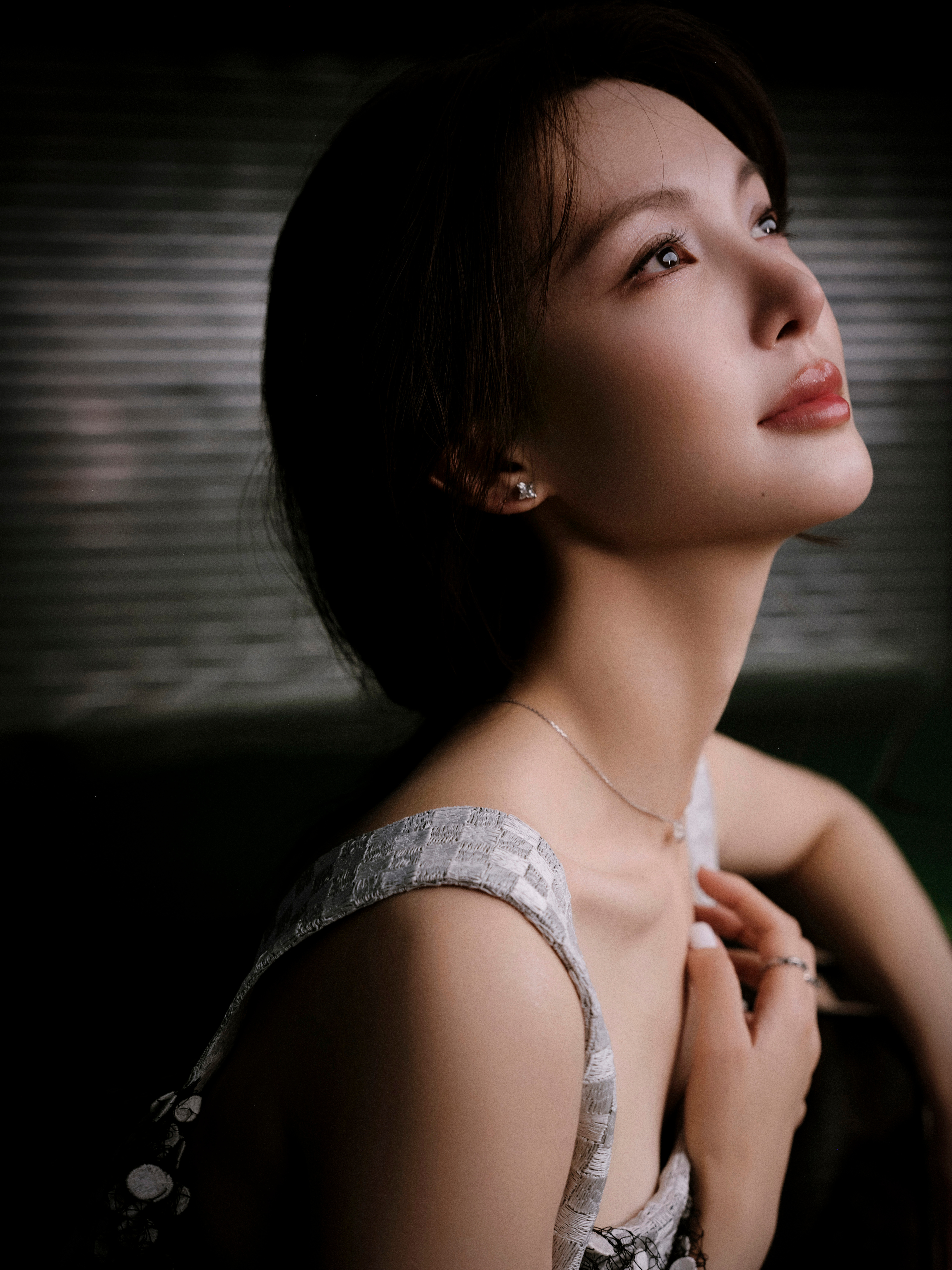 金晨  这款裙子展现了女性的柔美与性感，细节中流露出低调的奢华感。无论是搭配简约