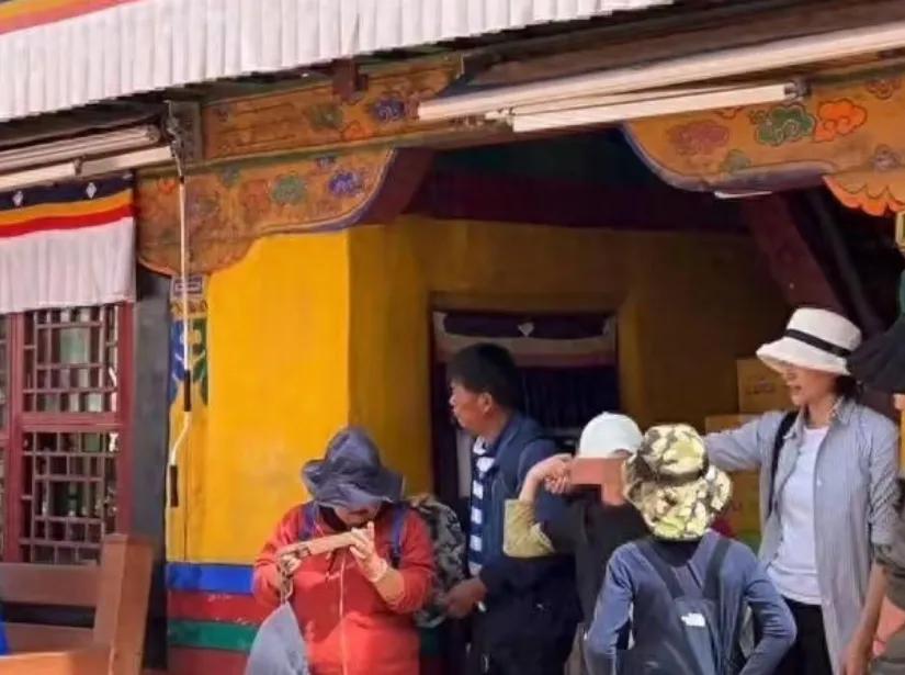 董卿
一直让人念念不忘
很多人的眼里
是主持界的女神
遗憾的是
现在变成这样
但