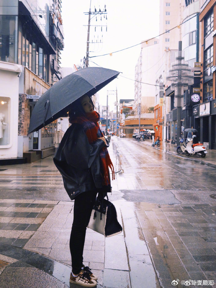 关晓彤喂的草莓第一口草莓给你，这温柔谁顶得住 关晓彤分享库存照关晓彤六宫格库存照