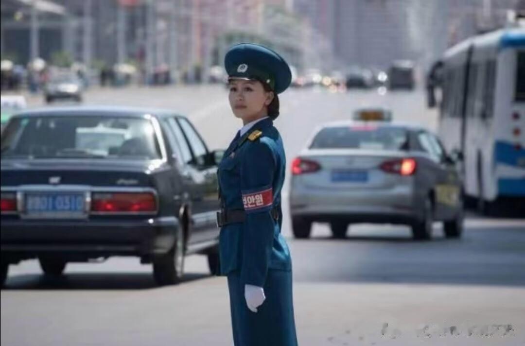 这是一位英姿飒爽的朝鲜女交警，她们与韩国的人造美女不同，全都是天然美女，也正因如