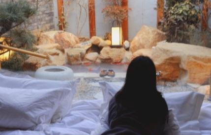 真的被彻底恶心到了，素质这两个字，原来真的不是刻在每个人骨子里的。
当温泉泡池里