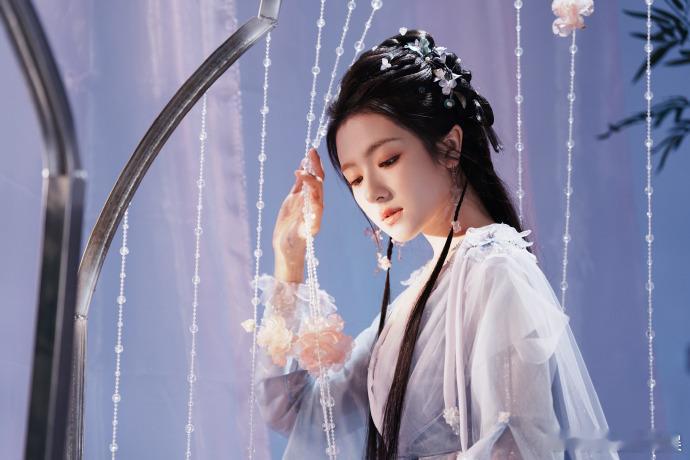 李兰迪完全淡颜古风女主李兰迪一款超哇塞的甜妹  看到海报里面的造型的时候，真的是