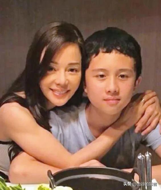 畸形的爱到底有多可怕？台湾女星狄莺，坚持母乳喂养12年，与儿子同床15年，就连儿