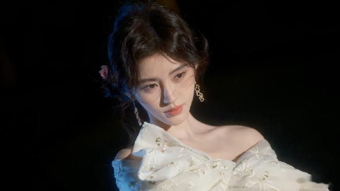 #鞠婧祎夜色下的美人##鞠婧祎明媚感#鞠婧祎在VOGUE盛典的工作室图，犹如夜色