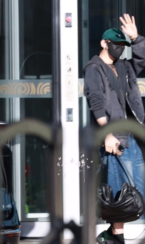 邓为出发南京参加Dior活动 邓为新鲜的机场潮男look 邓为出发南京参加Dio