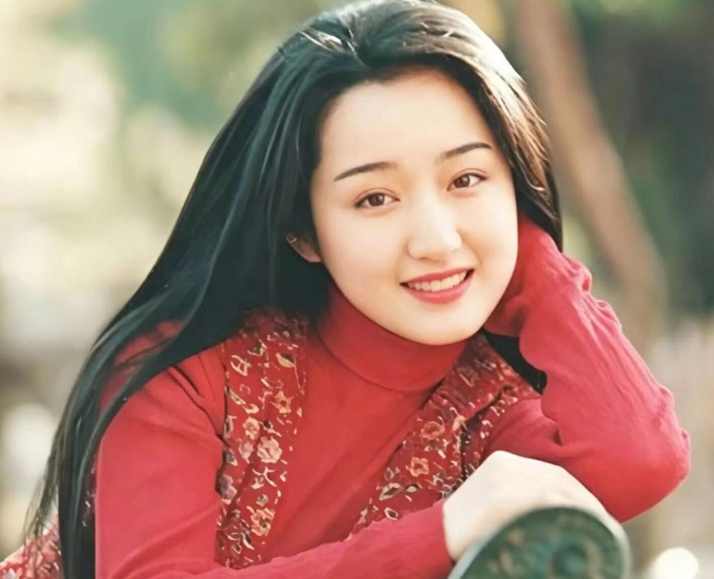 90 年代顶流甜歌皇后杨钰莹，这一抹红衣惊艳了一个时代！

一身正红高领内搭 +