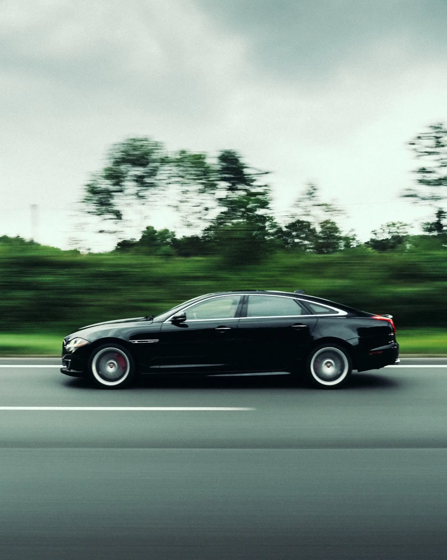 Black Jaguar XJR 5.0。