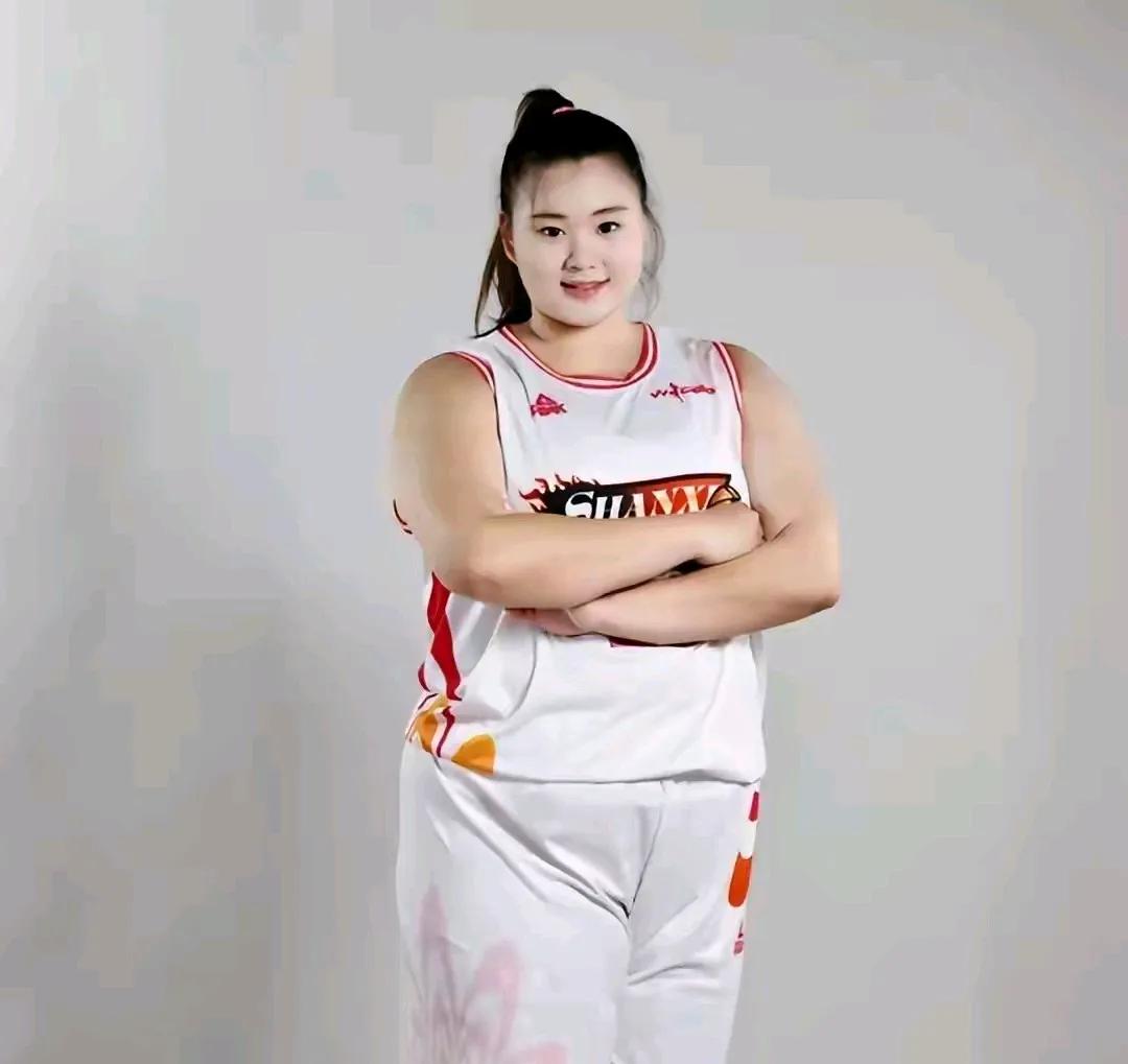 在2025年全国女篮锦标赛中，18支球队被分成了三个赛区，刚刚加盟上海队的刘禹彤