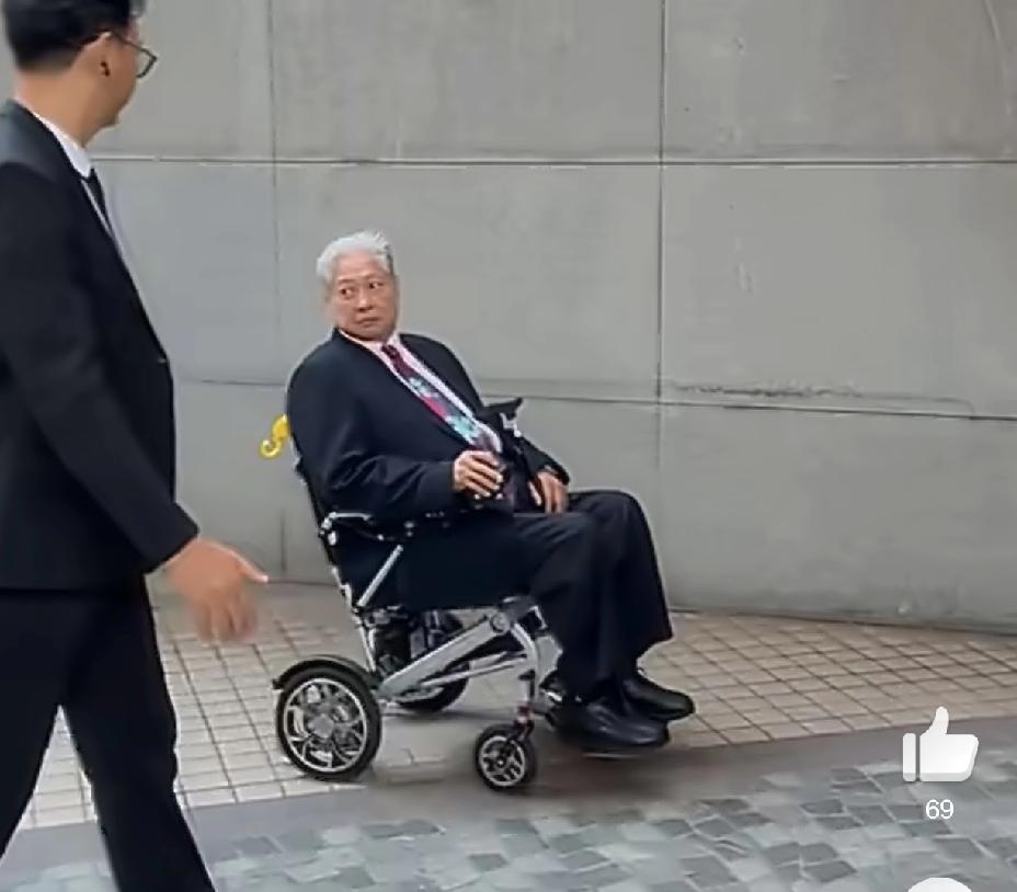 洪金宝瘦了太多了啊

4月20日傍晚，网上曝出一段视频，洪金宝坐着轮椅出席活动，