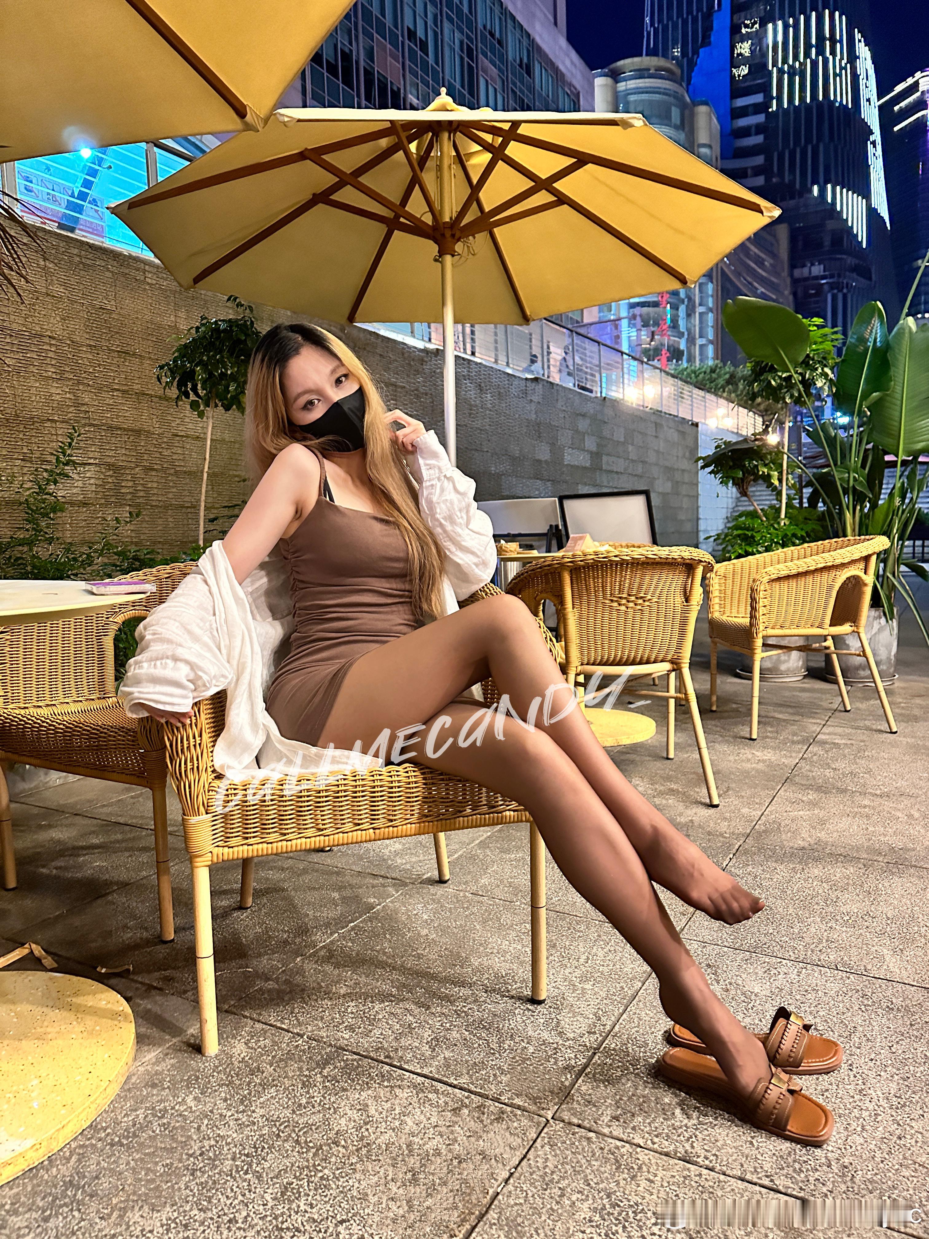 是怎样丝滑的咖啡在身上染了色～夏日穿搭街拍[超话]涞觅润丝  ​​​