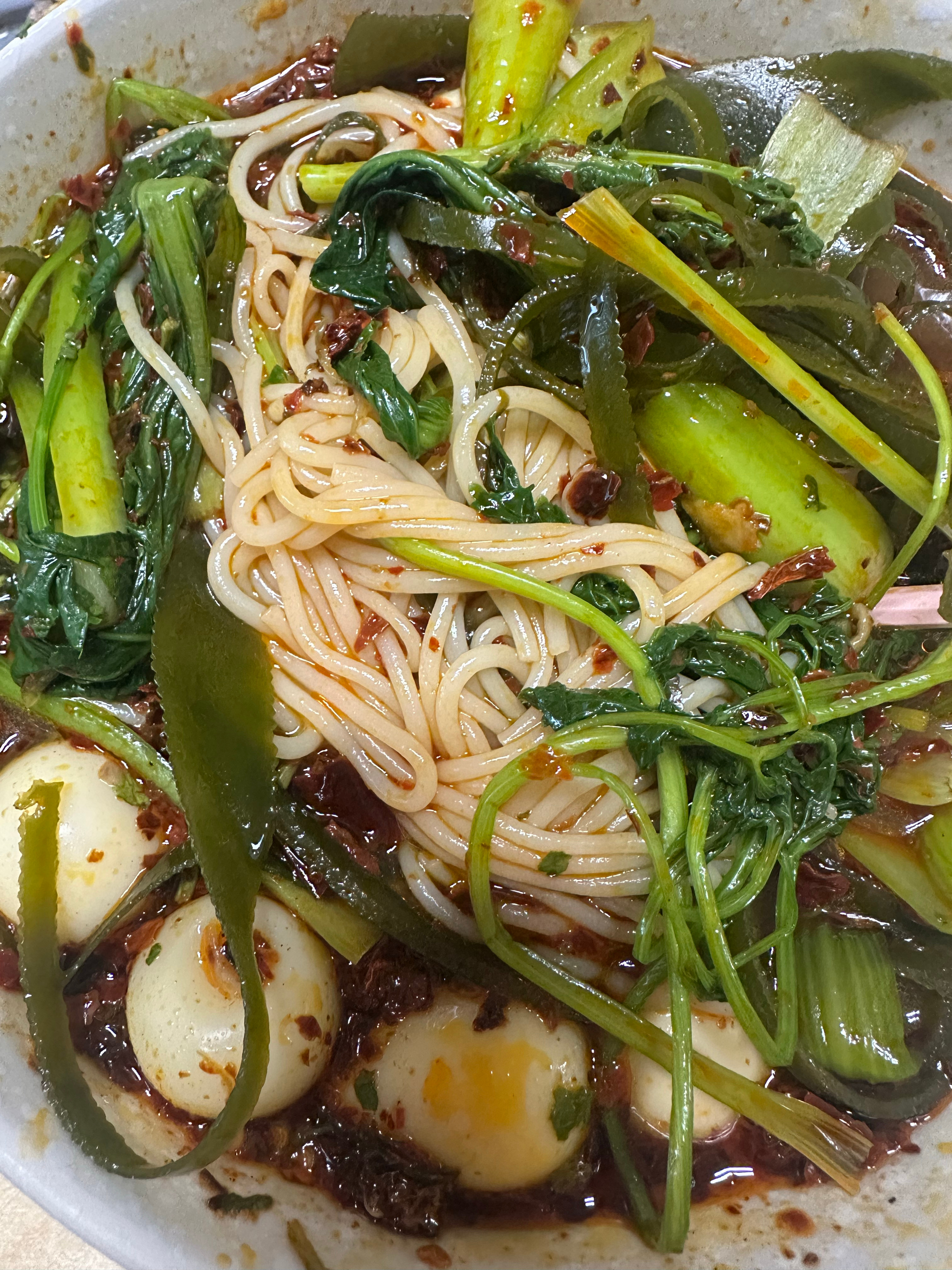 网上买了几袋花溪牛肉粉 家里不开火的我 今儿中午专门去了趟超市买青菜 买鹌鹑蛋 