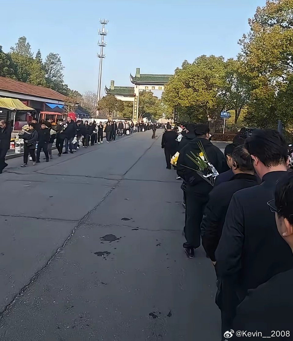 苏州用最温柔的方式，温暖了这位为万千学子指路的人。最好的怀念，从来不是喧嚣，而是