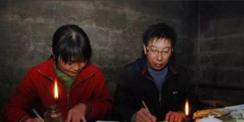 1990年，24岁的李桂林辞职后攀上2800米的悬崖，当起了天梯小学的唯一老师。