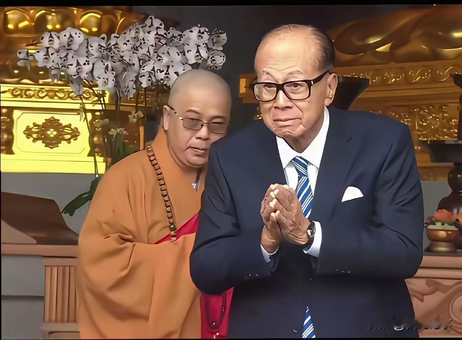 李嘉诚寺院拜佛留影。镜头下，李嘉诚身着深色西装，搭配领带，戴着眼镜，双手合十，虔
