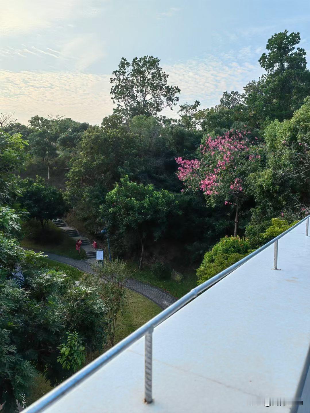 40岁左右的男人，最需要的是什么？
男人命运轨迹发生改变，是建立在贵人相助或者说