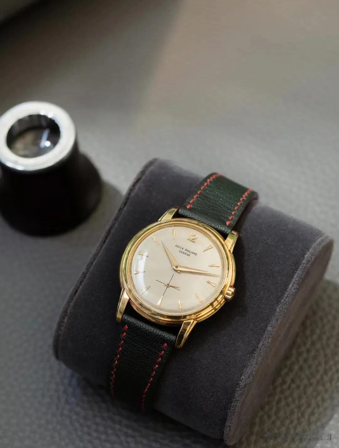 一枚1955年产的Vintage百达翡丽2551
拥有官方后补证书
18K金，