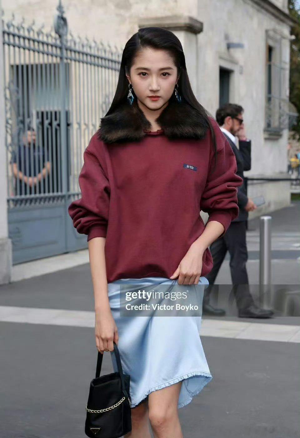 谁在害这个关晓彤！！这造型认真的吗？！Prada明明有更好看的衣服啊[融化][融
