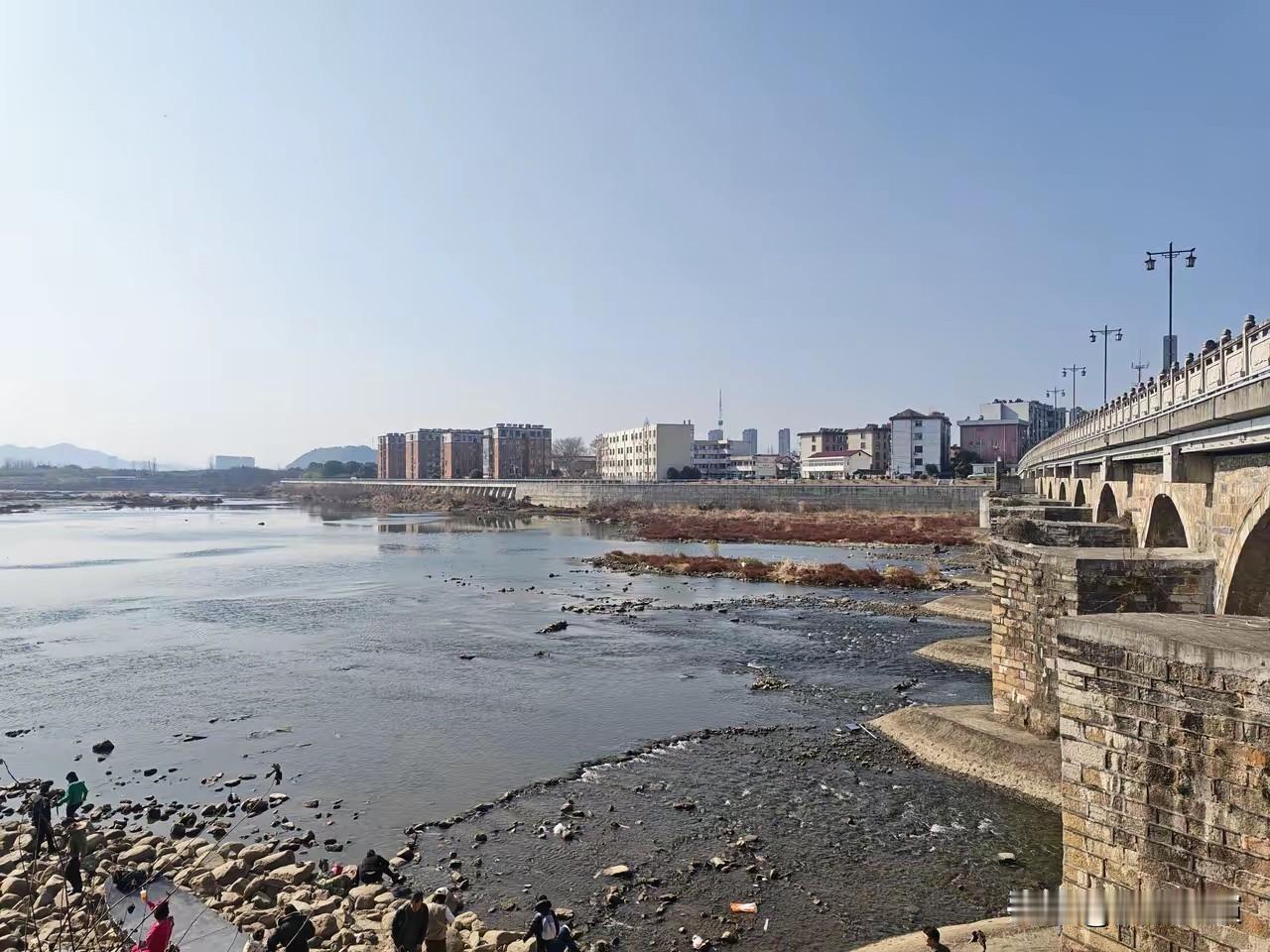 从最高人民法院到各自媒体，都在严打老赖，比打击小偷小摸犯罪分子严厉的多，我认为是