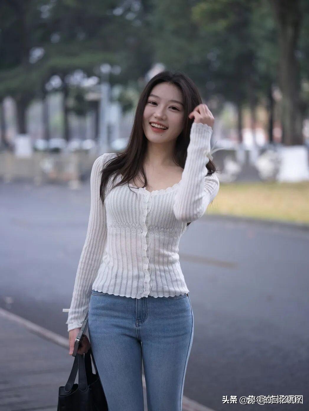 “笑语盈盈处，佳人似画来”，这画面想想就美。在热闹的集市中，人群熙熙攘攘，突然一