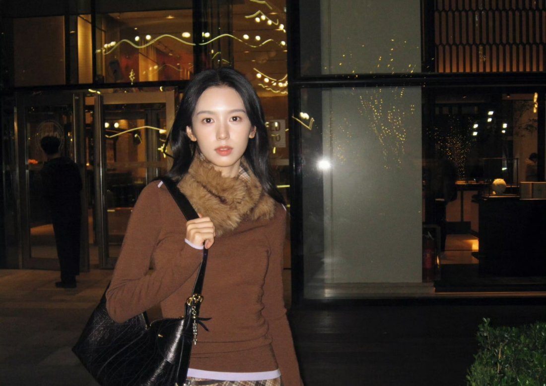 周也好有故事感的脸，你的毛领看起来好暖和