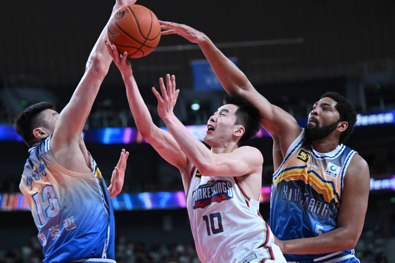 揪心一幕再现，核心球员在关键时刻伤退！正是由于郭昊文在第四节的崴脚伤退，这也就让