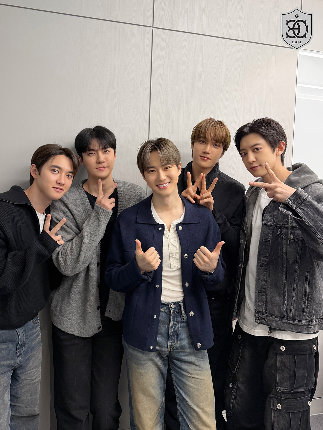 发现每一张团体照中的SUHO都是笑的那么的幸福