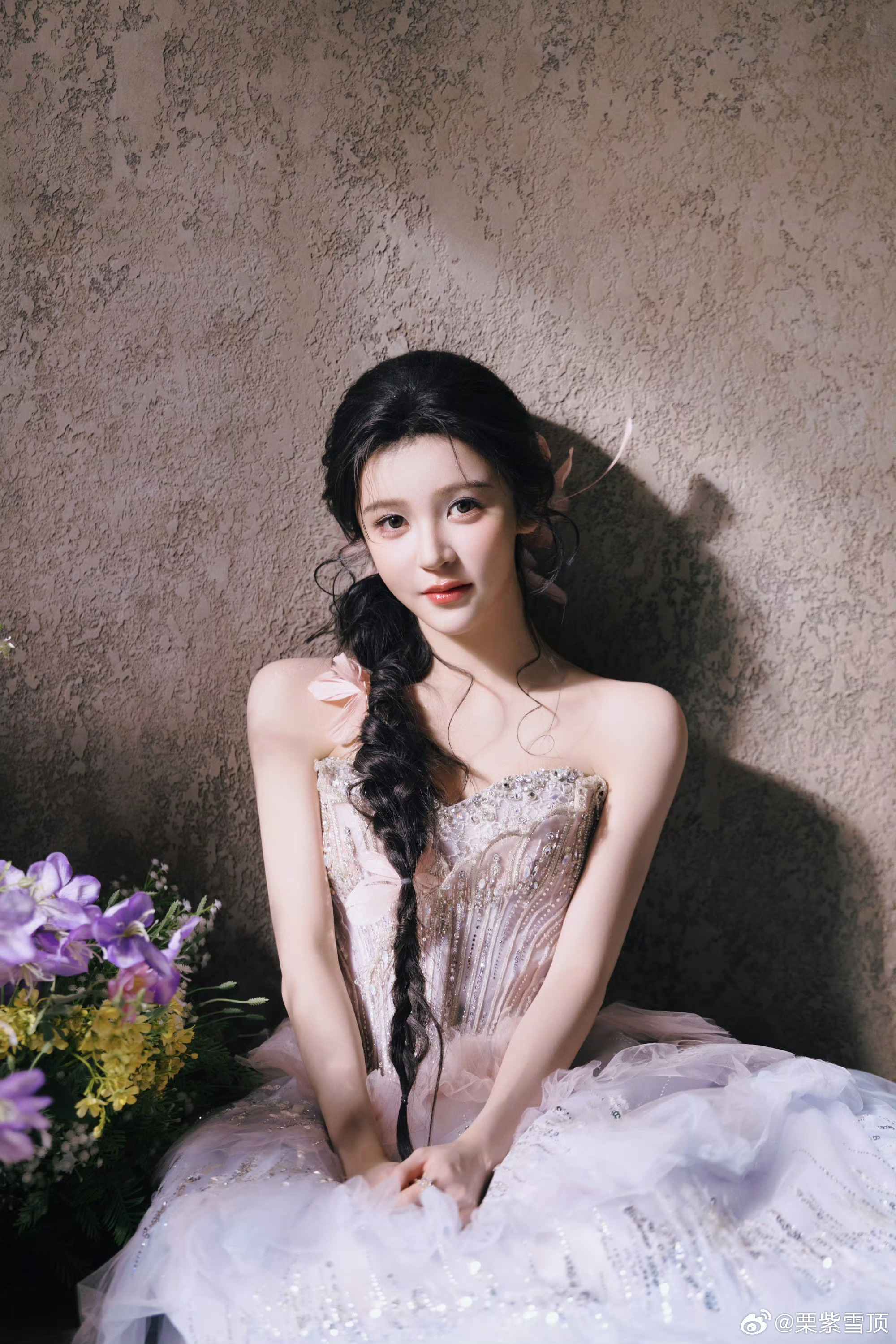 饶嘉迪 人鱼公主上岸了 饶嘉迪微博之夜这套造型美绝了，淡粉紫色的抹胸裙、麻花辫梦