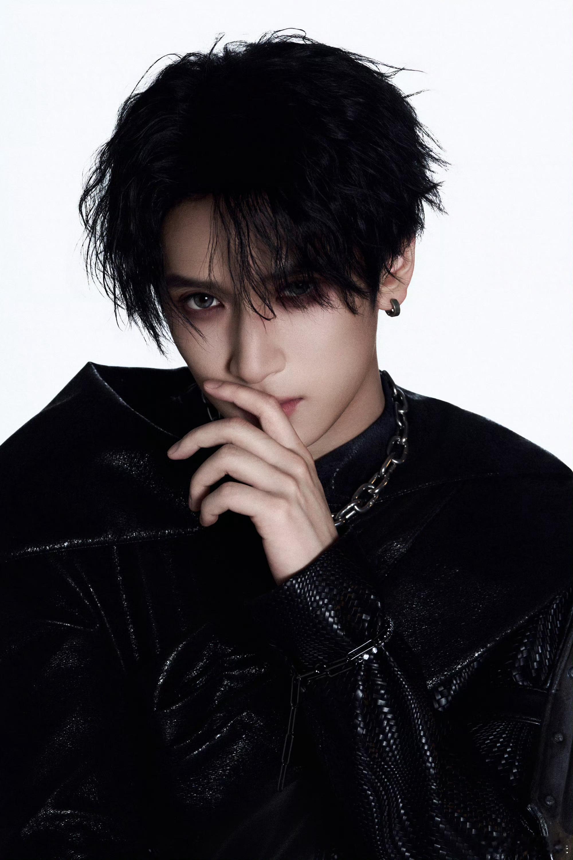 严浩翔帅成什么样了严浩翔耳钉造型严浩翔耳钉造型，帅成什么样了，爱了 