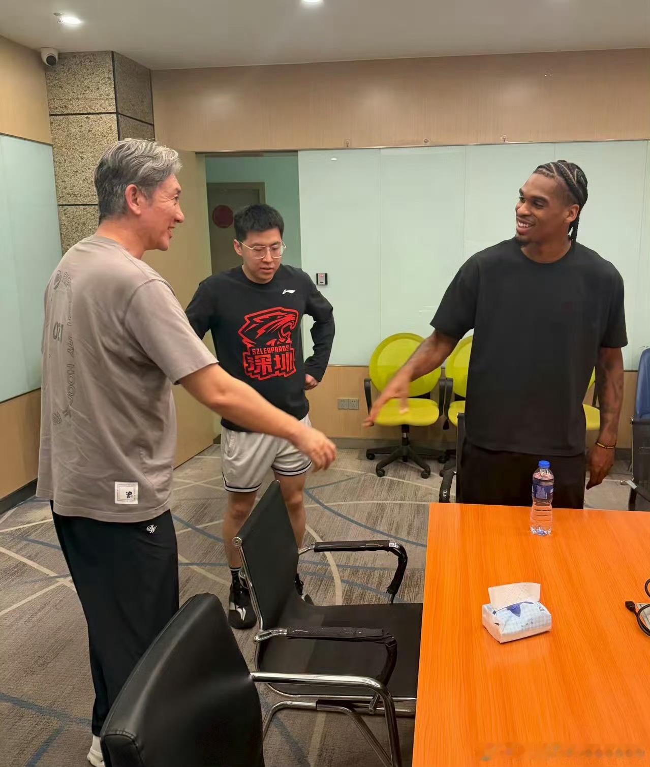 深圳队新外援克里斯托弗到位了。火箭球迷一定很熟悉了，单打小王子；他还代表热火拿过