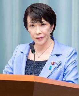 不要再去说高市早苗的不当言论，要求她道歉和收回；不要再去说美国扣押了油轮，特朗普