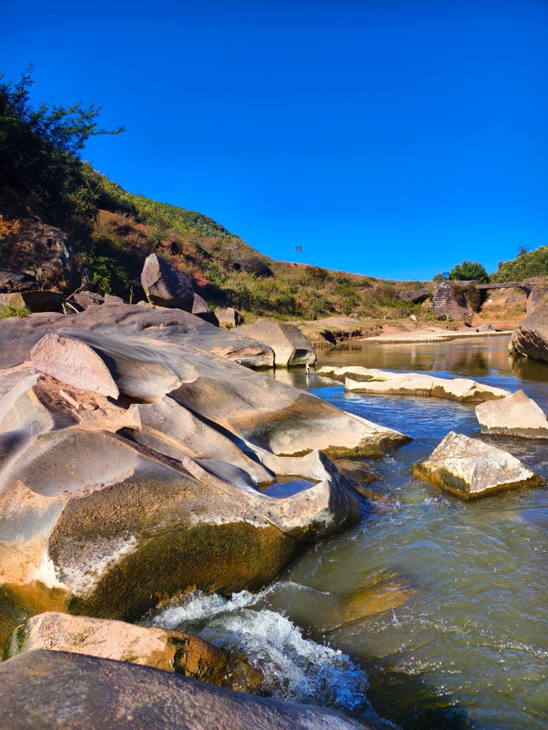 红岩古道，唯古桥遗址能看出古道的往昔。 禄丰·红岩古道