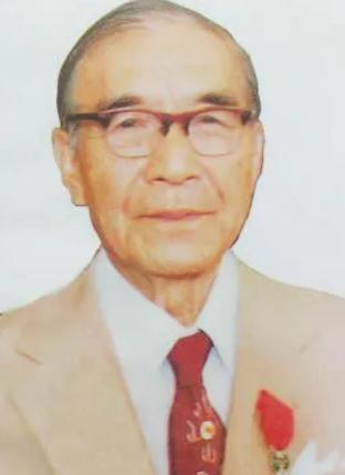 有天，85岁的邝安堃喝迷糊了，把家里23岁的小保姆当成了自己老婆，保姆没有反抗，