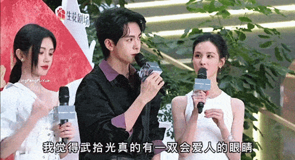 谁不想要陈都灵这样的上班搭子陈都灵底色顶顶好的人内娱百搭体质不是吹的，跟谁站一起