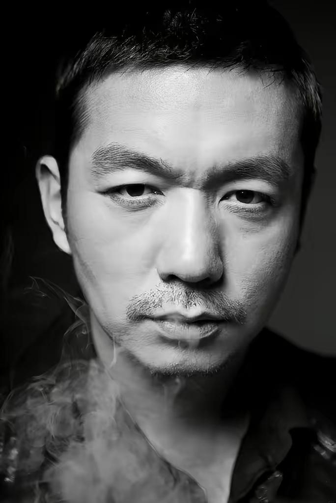 北影学生邢佳栋，因为替女同学出头打架，被开除了。就这一下子，前程断了。开除后，他
