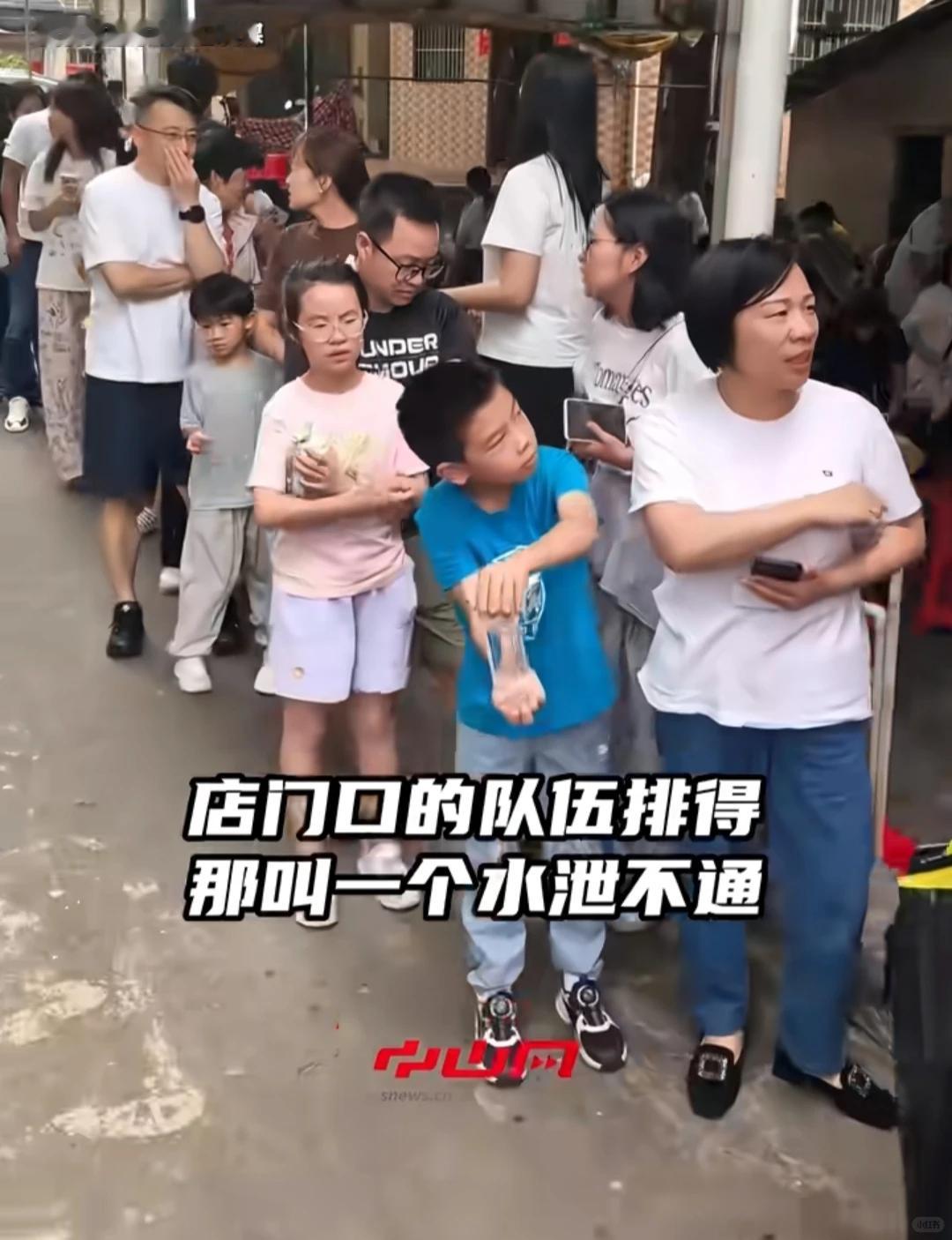 9元排骨饭爆火老板称不会涨价网红刘雨欣带火中山排骨饭后，58岁店主黄姐表示，她的