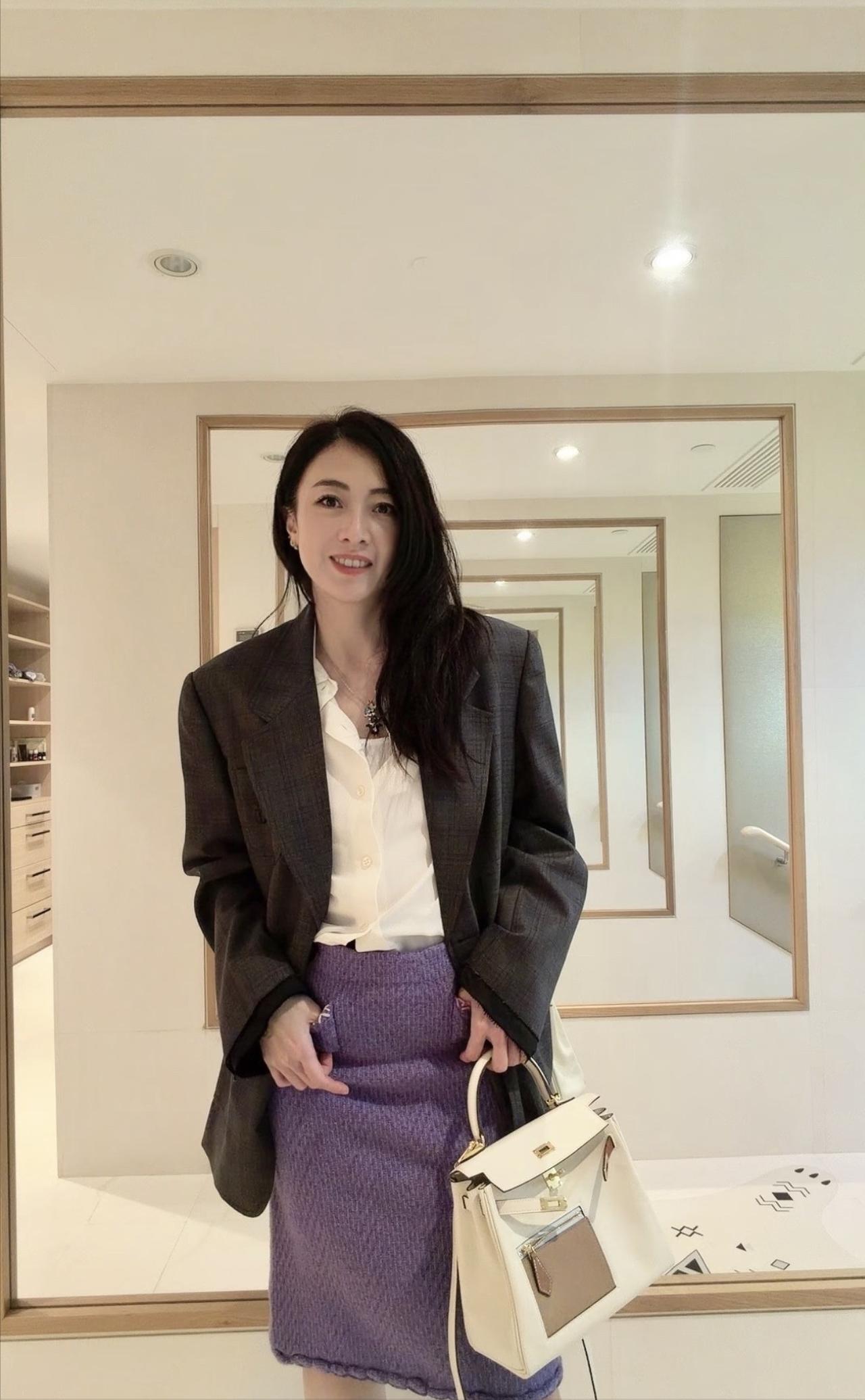 10月29日，女富婆甘比发文称要打扮一下去吃晚饭，晒出在豪宅衣帽间拍下的照片，太