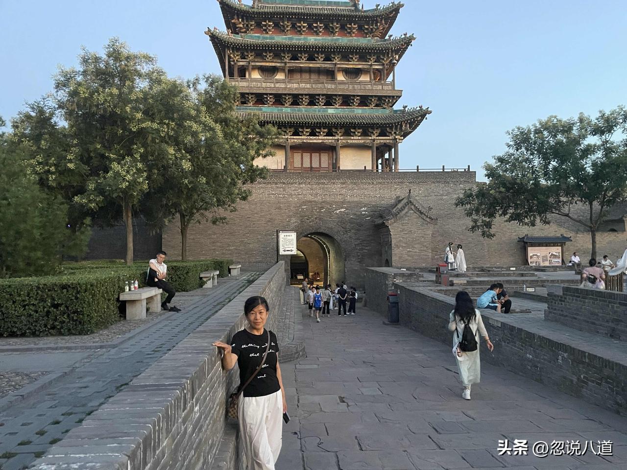 晒出你手机里的古城墙这是山西省太原市的古城和古楼夜景。加上灯光的衬托，一种梦幻般