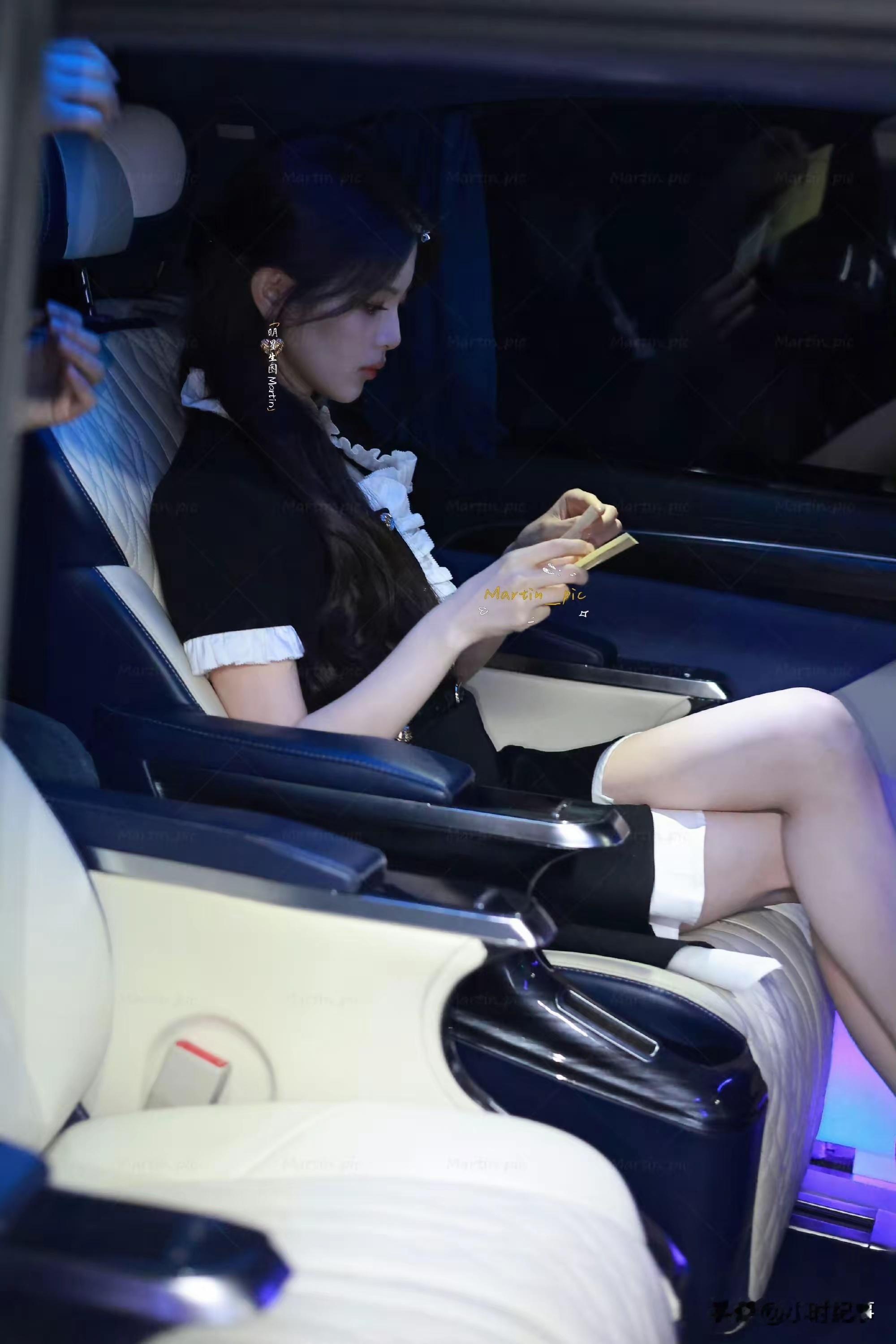杨超越 ｜上班路透生图，这腿一眼，便是永恒的风景 
