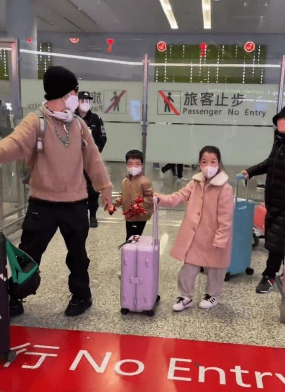 王栎鑫儿女独立坐飞机王栎鑫儿女解锁独立坐飞机技能，8岁弟弟的小戏精名场面超逗，勇