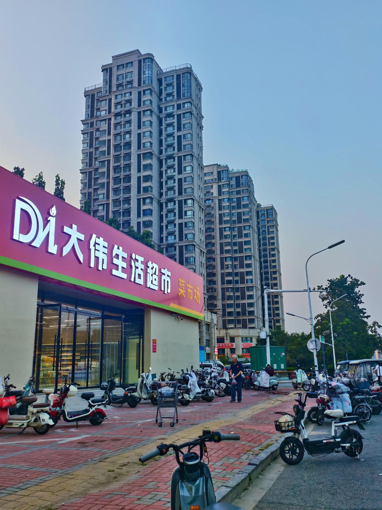 试营业人气高涨！大伟生活超市尚未正式开业，试营业便迎来不少市民。周边居民期盼已久