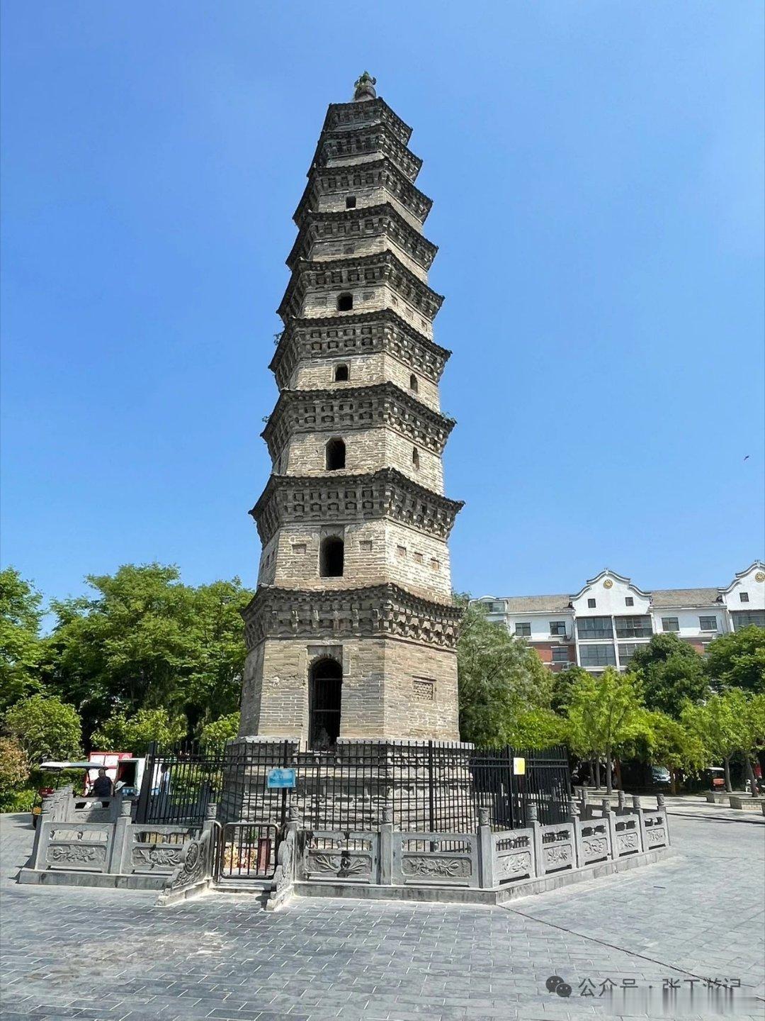 历史 【豫南地区现存最古老之砖塔】位于河南省驻马店市汝南县莲花广场，因汝南素有天