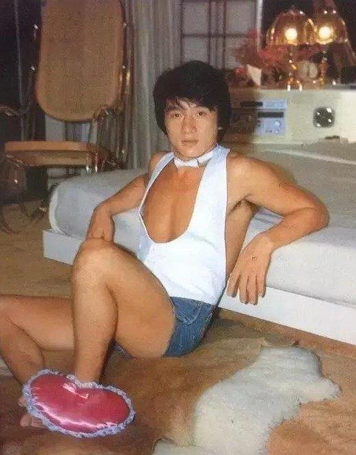 我们需要谈谈成龙年轻时的风格。