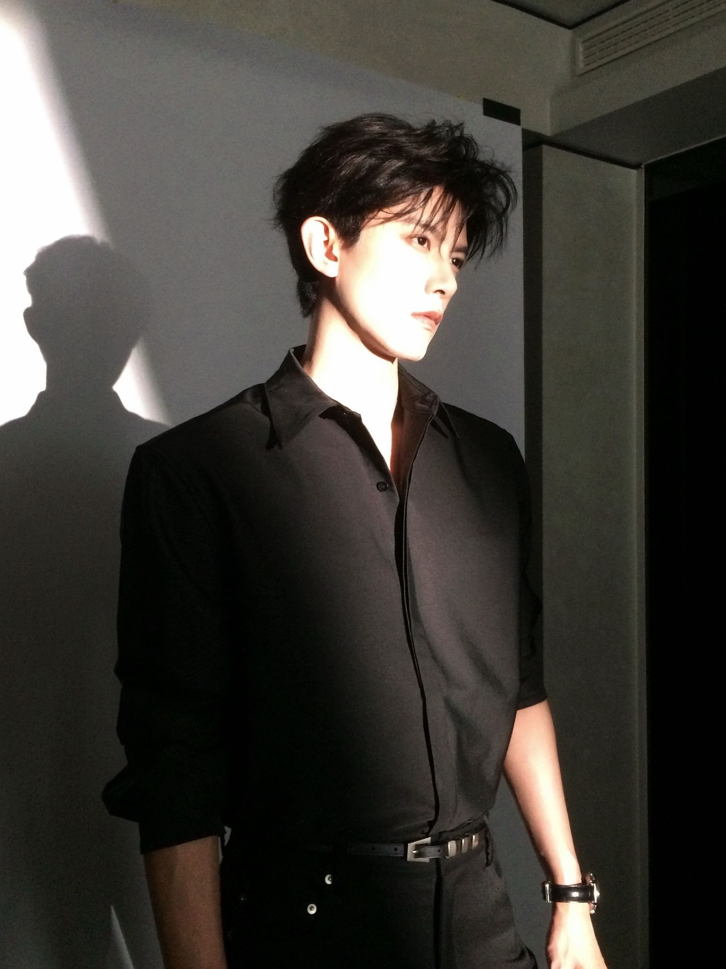 救命！邓凯这组黑衬衫造型直接封神了好吗，清冷感禁欲系、苏感全拉满，每一张都能当壁