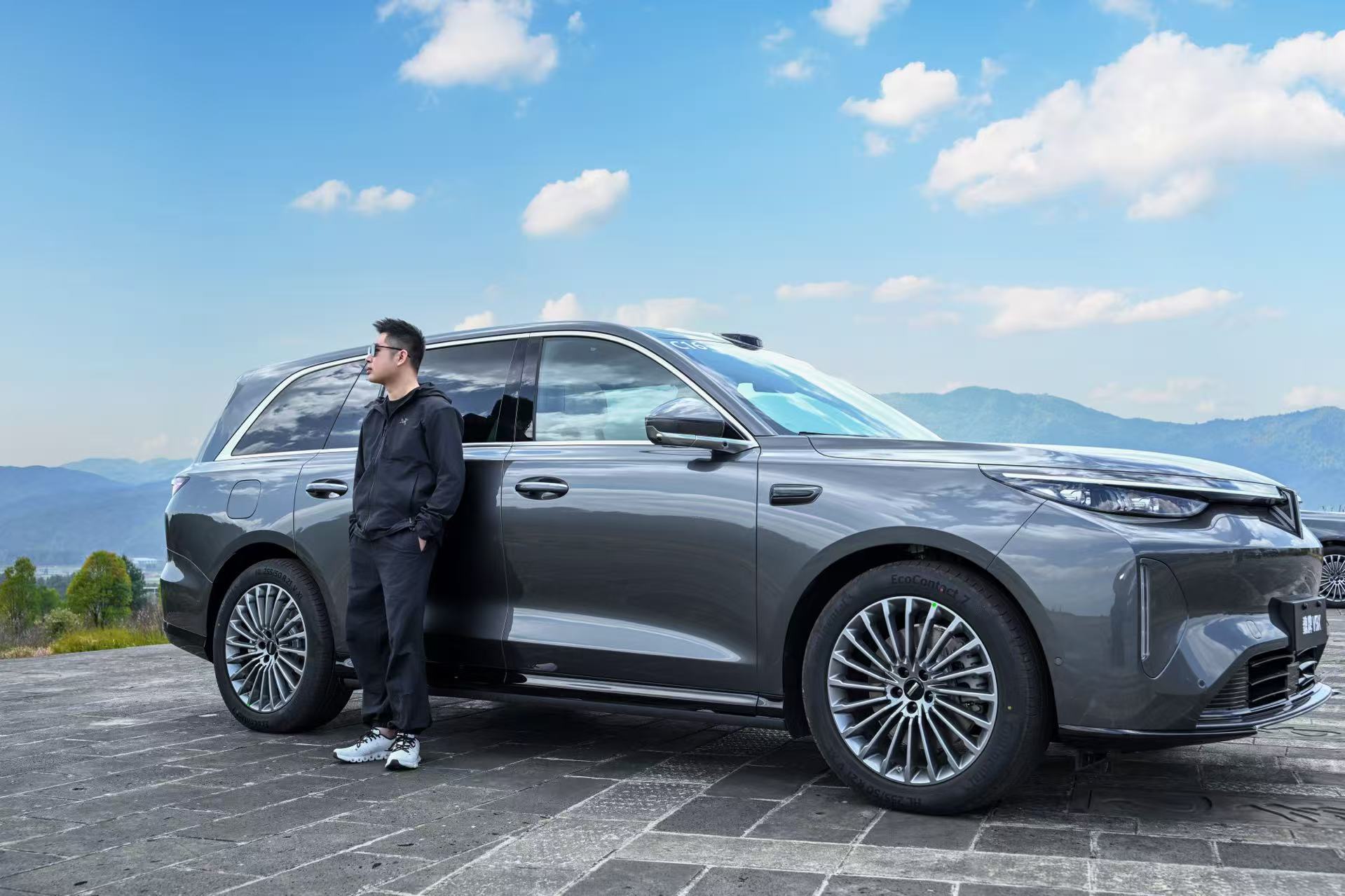 试驾完了魏牌V9X一个很大的感受：突破。早上workshop他们聊到这台车的定位