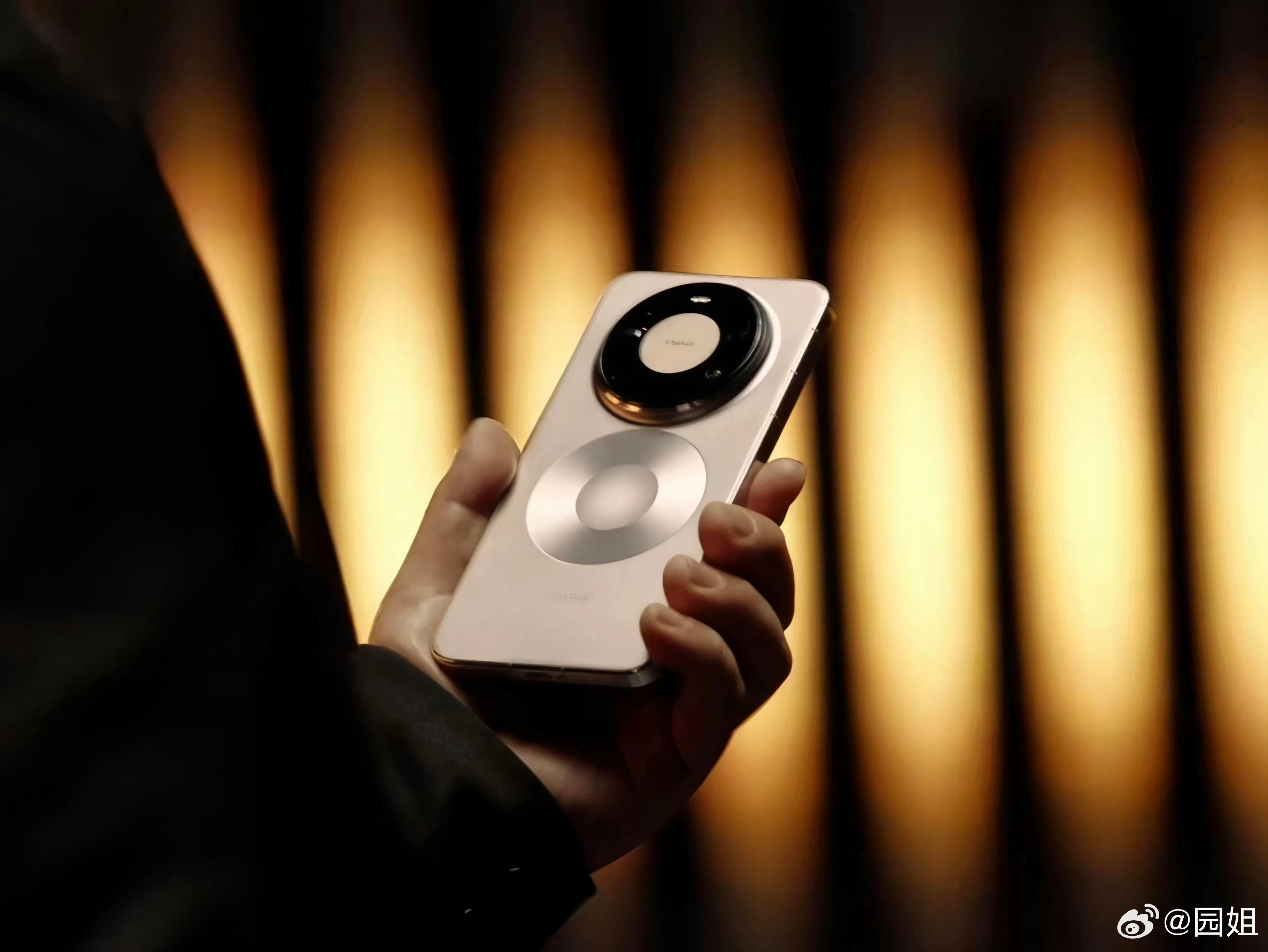 随着华为Mate 80系列发布日期临近，外观和样张也在陆续露出，从这个效果来看，